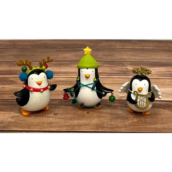 SET OF 3 2007 HALLMARK KEEPSAKE ORNAMENT SOUTH POLE PALS PENGUINS IN CHEER GEAR - Picture 1 of 12